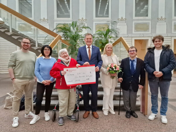 Pressefoto-Spendenuebergabe-an-die-Lebenshilfe